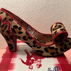 Miss L-Fire leopard pumps